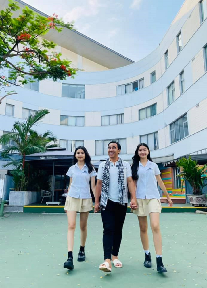 Vợ Quyền Linh khoe loạt ảnh chụp chồng con trong hơn 10 năm - 12