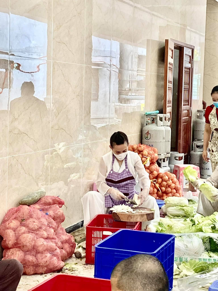 Vì 1 cơn bão, Phi Nhung làm từ thiện hơn 20 năm: Số tiền đầu tiên gây bất ngờ - 4