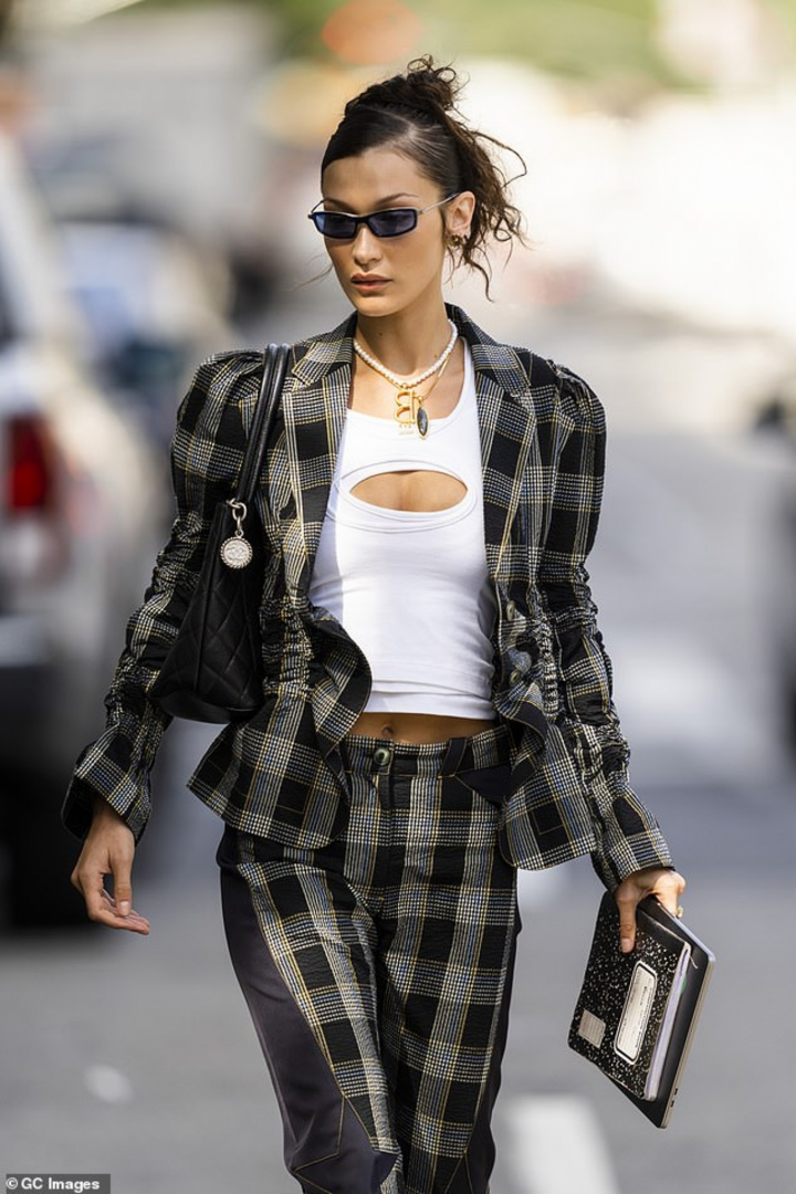 Bella Hadid khoe body nóng bỏng khi rời phòng tập gym - 7