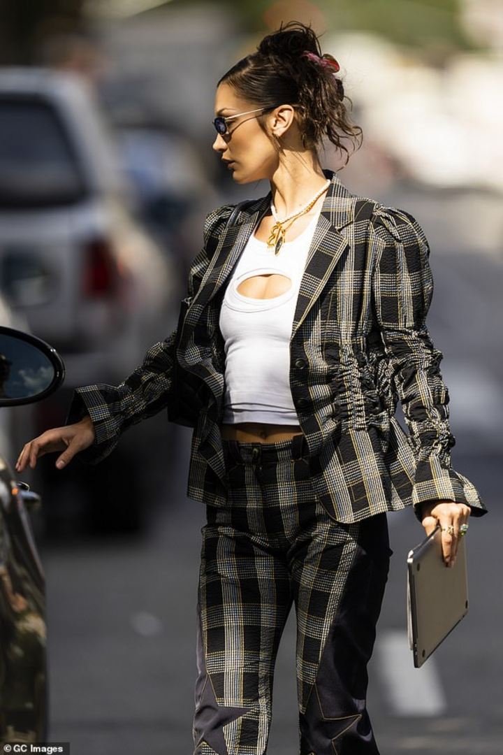Bella Hadid khoe body nóng bỏng khi rời phòng tập gym - 6