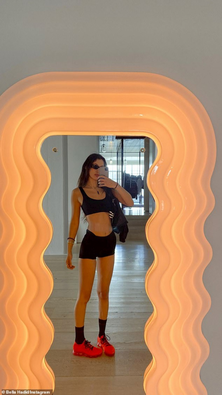 Bella Hadid khoe body nóng bỏng khi rời phòng tập gym - 4