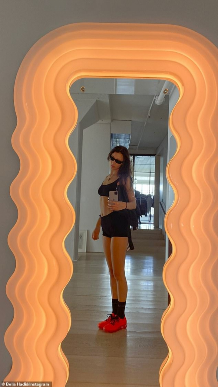 Bella Hadid khoe body nóng bỏng khi rời phòng tập gym - 5