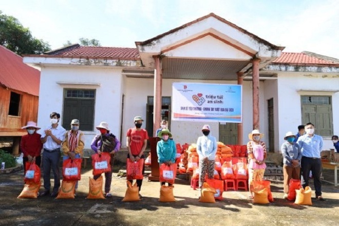 Tặng 100 'Túi quà an sinh' đến người dân nghèo bị ảnh hưởng bởi dịch COVID-19 - 1