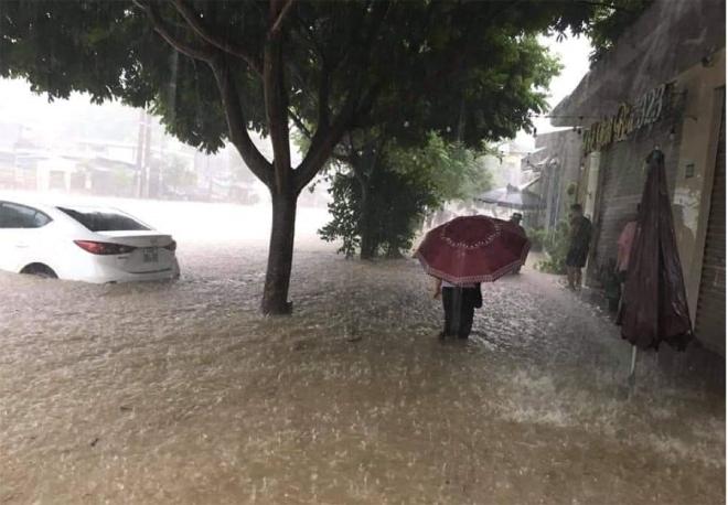 Ảnh: Phụ huynh Quảng Ninh vào tận lớp cõng con qua biển nước - 7