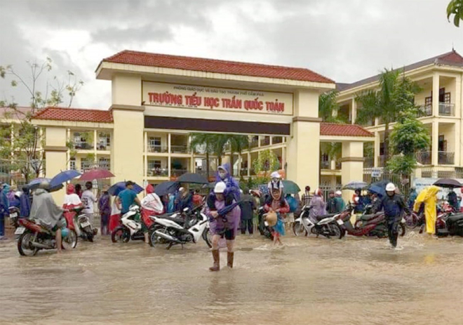 Ảnh: Phụ huynh Quảng Ninh vào tận lớp cõng con qua biển nước - 6