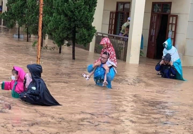 Ảnh: Phụ huynh Quảng Ninh vào tận lớp cõng con qua biển nước - 2