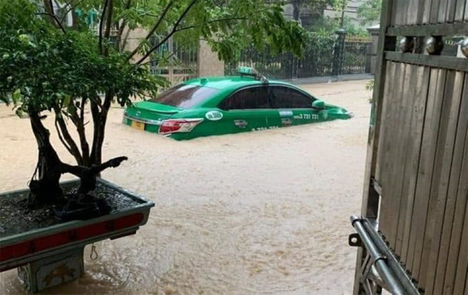 Ảnh: Phụ huynh Quảng Ninh vào tận lớp cõng con qua biển nước - 8