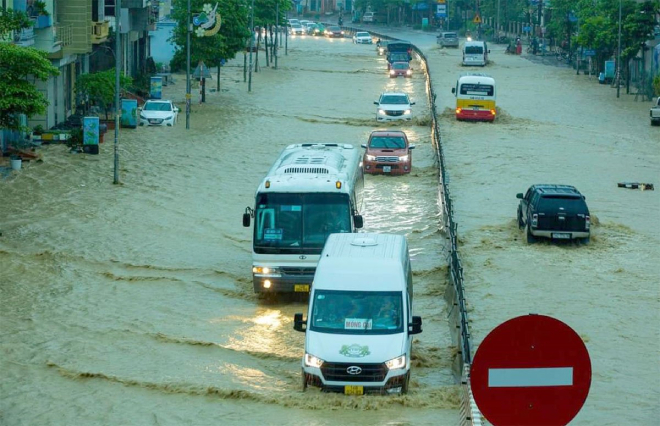 Thời tiết ngày 25/9: Mưa dông trải dài từ Bắc vào Nam, nguy cơ lũ quét và sạt lở - 1