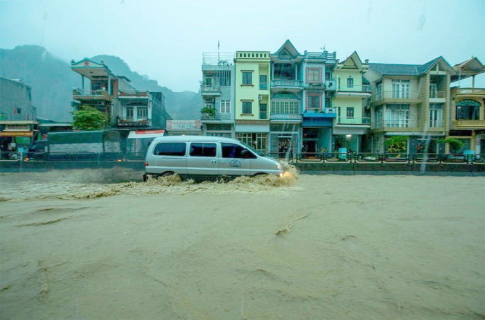 Ảnh: Phụ huynh Quảng Ninh vào tận lớp cõng con qua biển nước - 9