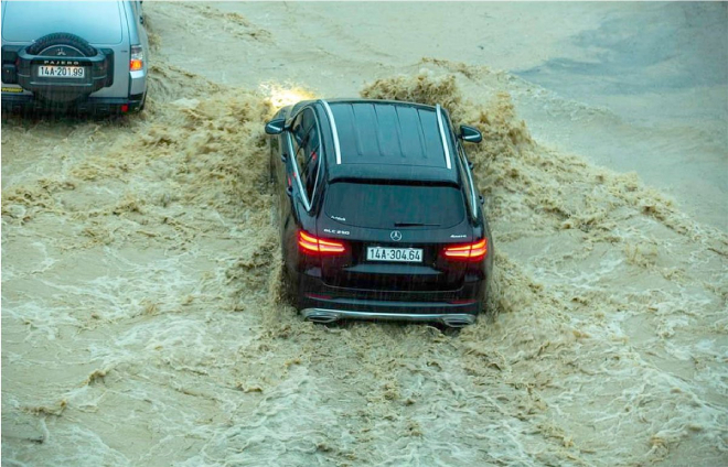 Ảnh: Phụ huynh Quảng Ninh vào tận lớp cõng con qua biển nước - 10