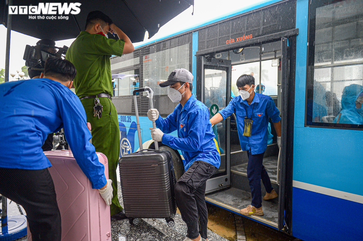 Hà Nội: Công an đội mưa đón 100 công dân ở Thanh Xuân Trung cách ly trở về - 4