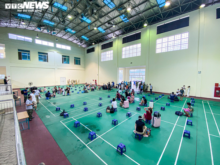 Hà Nội: Công an đội mưa đón 100 công dân ở Thanh Xuân Trung cách ly trở về - 8