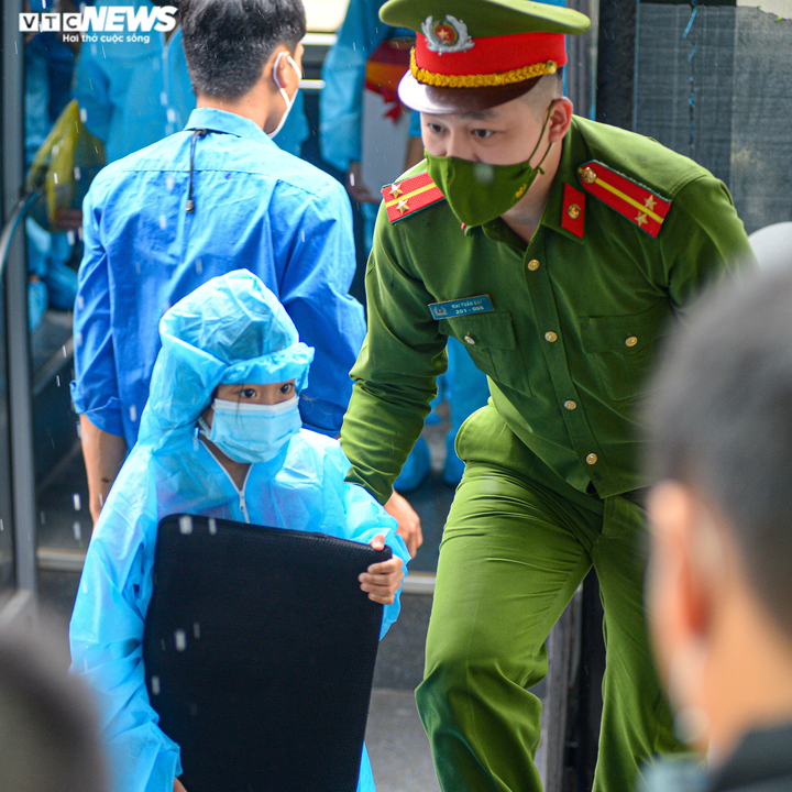 Hà Nội: Công an đội mưa đón 100 công dân ở Thanh Xuân Trung cách ly trở về - 3