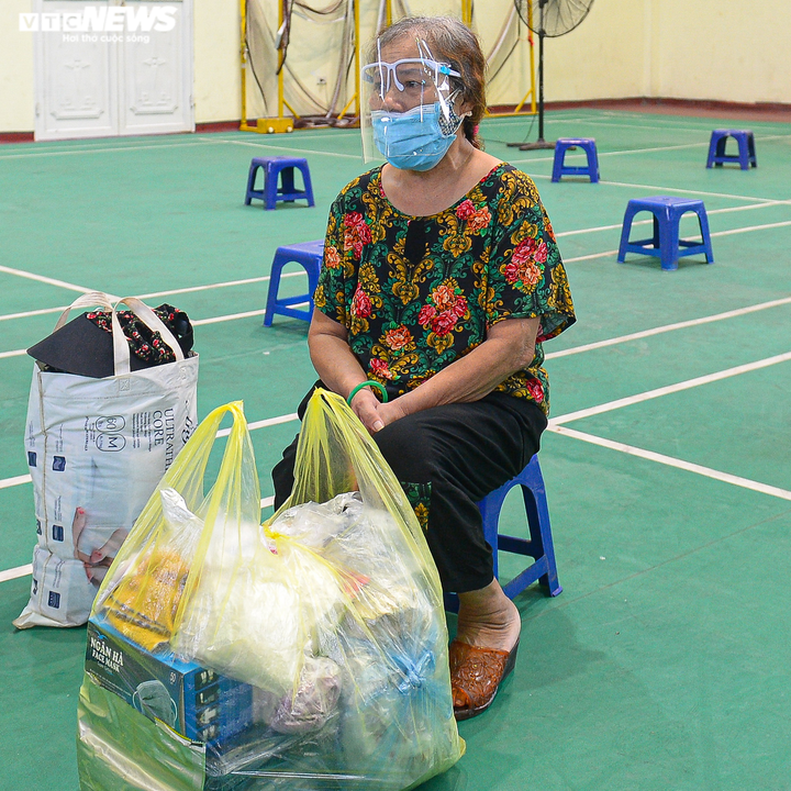 Hà Nội: Công an đội mưa đón 100 công dân ở Thanh Xuân Trung cách ly trở về - 11