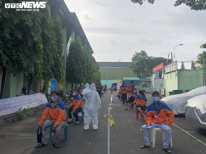 TP.HCM: Doanh nghiệp san sẻ phí xét nghiệm, shipper chỉ tốn 'một ly cà phê'/ngày - 2