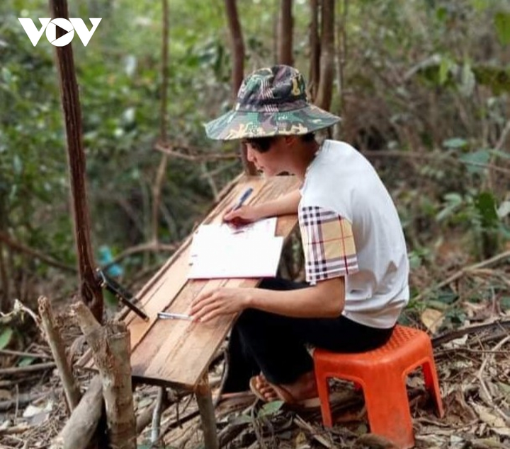 Học trò vùng cao đùm cơm, đi bộ hàng chục cây số 'hứng sóng' học online - 4