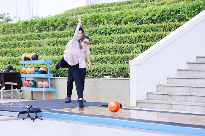 Trường Giang 'xả thân' trên sân bóng, Thúy Ngân lần đầu làm thủ môn - 2