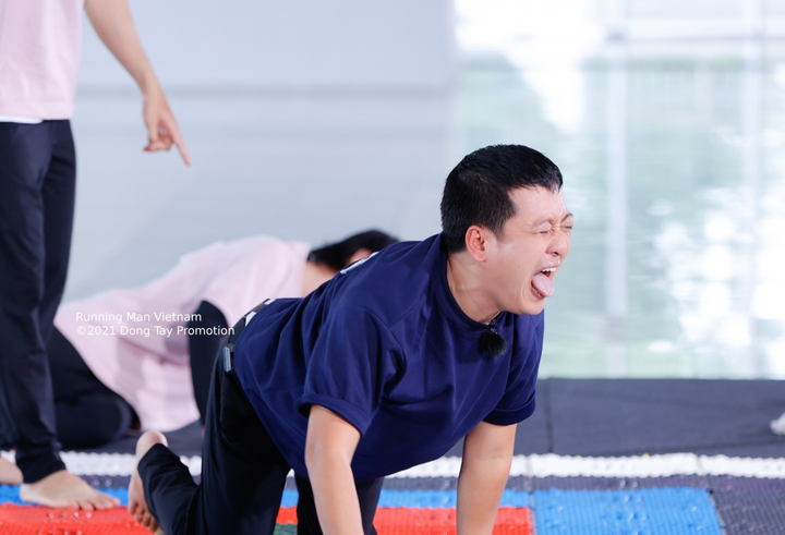 Trường Giang 'xả thân' trên sân bóng, Thúy Ngân lần đầu làm thủ môn - 3