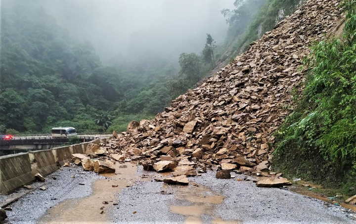 Hà Tĩnh: Đất đá sạt lở chắn ngang đường lên cửa khẩu Cầu Treo - 1
