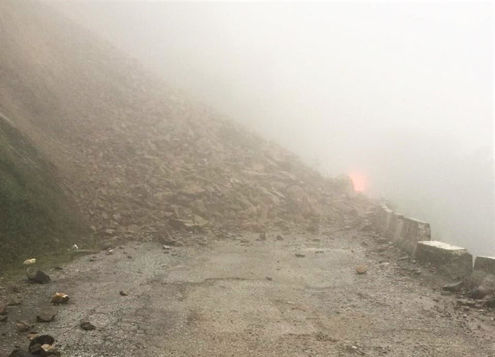 Hà Tĩnh: Đất đá sạt lở chắn ngang đường lên cửa khẩu Cầu Treo - 2