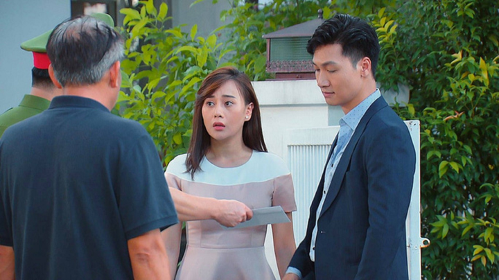 Hương vị tình thân tập 43: Bà Sa run sợ khi ông Sinh bị bắt, Long bênh vực bố vợ - 2