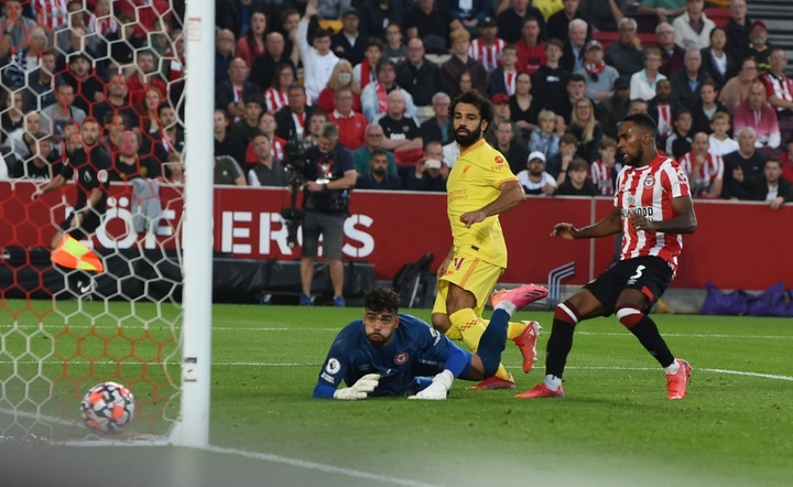Kết quả Ngoại Hạng Anh: Chật vật hòa Brentford, Liverpool độc chiếm ngôi đầu - 2