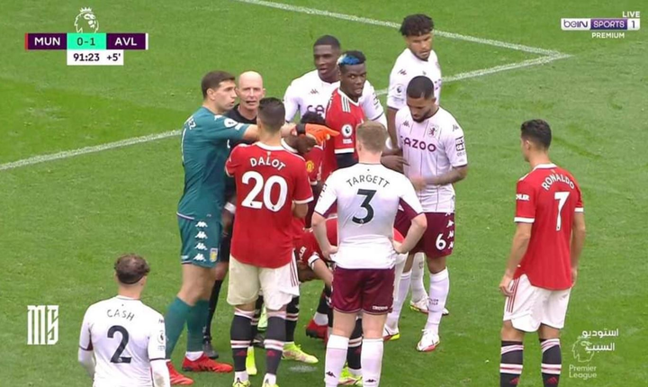 Thủ môn Aston Villa khiêu khích Man Utd, đòi Ronaldo đá phạt đền - 1