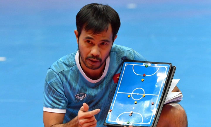 FIFA mua vé cho HLV Phạm Minh Giang về Việt Nam - 1