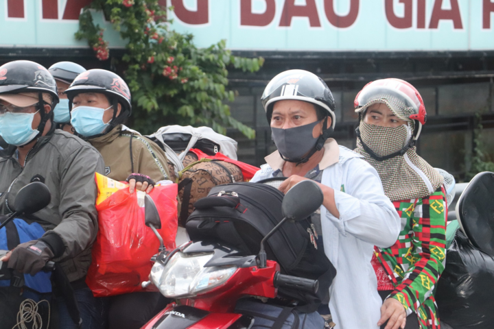 Người dân ồ ạt về quê bằng xe máy: Nhiều tỉnh miền Tây lo thiếu khu cách ly - 2