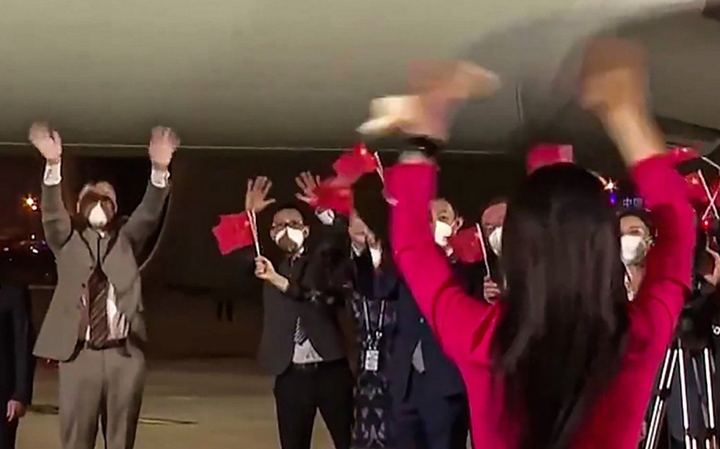 Màn thể hiện tình cảm của vợ chồng Mạnh Vãn Châu gây bão mạng Trung Quốc - 1