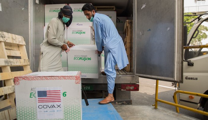 Nghịch lý nước giàu 'bo bo giữ của', nước nghèo đổ bỏ vaccine COVID-19 - 1