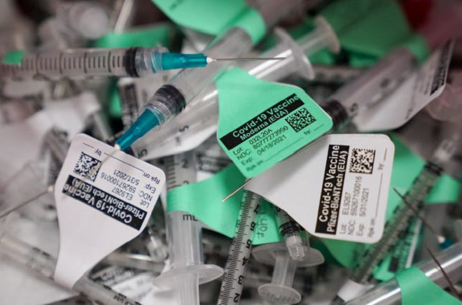 Nghịch lý nước giàu 'bo bo giữ của', nước nghèo đổ bỏ vaccine COVID-19 - 3