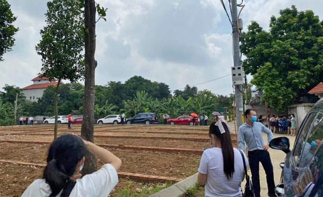 Môi giới tất bật dẫn khách xem đất sau nới lỏng giãn cách - 2