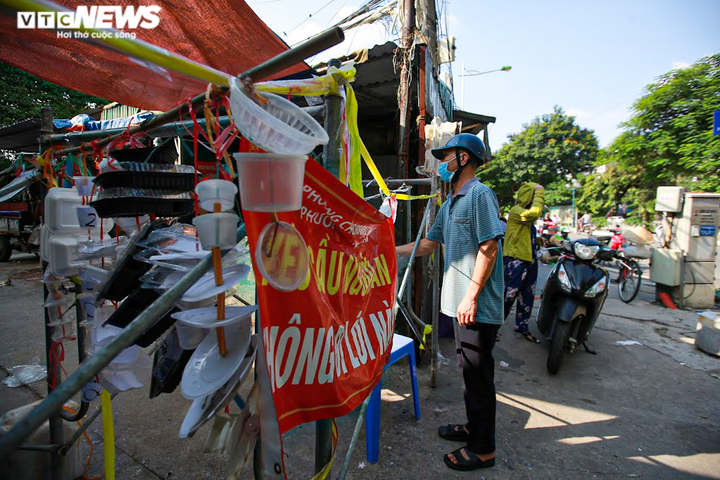 Hà Nội: Nới lỏng giãn cách, chốt tự quản vẫn duy trì để bảo vệ 'vùng xanh' - 11