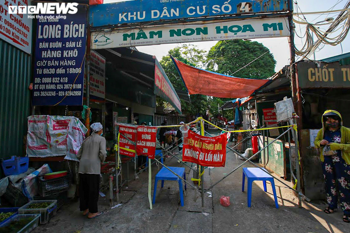 Hà Nội: Nới lỏng giãn cách, chốt tự quản vẫn duy trì để bảo vệ 'vùng xanh' - 9