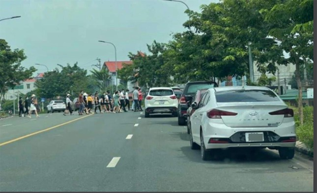 Môi giới tất bật dẫn khách xem đất sau nới lỏng giãn cách - 1