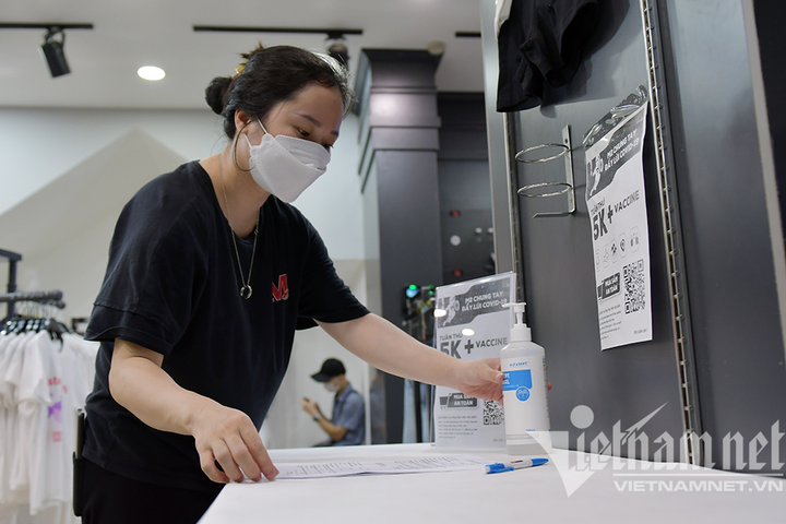 Cửa hàng thời trang Hà Nội dọn dẹp xuyên đêm, đón ngày mới hiếm có - 3