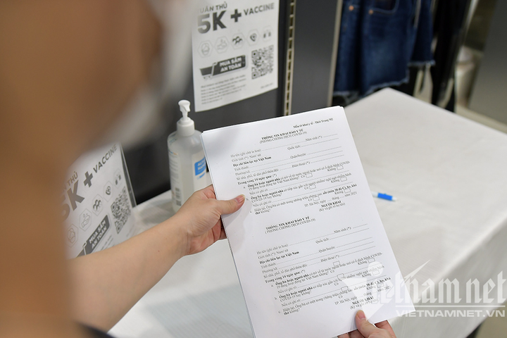 _0125.jpg Cửa hàng thời trang Hà Nội dọn dẹp xuyên đêm, đón ngày mới hiếm có - 12