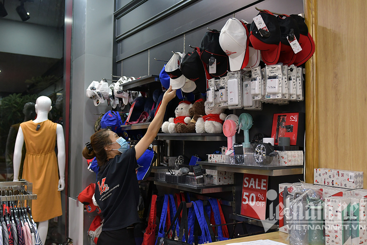 _0330.jpg Cửa hàng thời trang Hà Nội dọn dẹp xuyên đêm, đón ngày mới hiếm có - 6