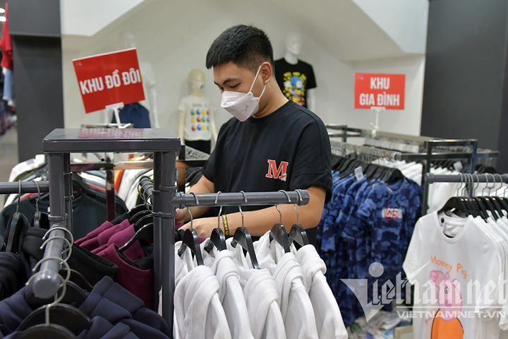 _0443.jpg Cửa hàng thời trang Hà Nội dọn dẹp xuyên đêm, đón ngày mới hiếm có - 7