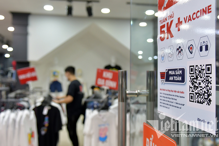 Cửa hàng thời trang Hà Nội dọn dẹp xuyên đêm, đón ngày mới hiếm có - 4