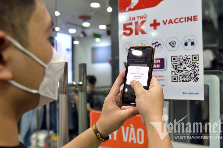 _0504.jpg Cửa hàng thời trang Hà Nội dọn dẹp xuyên đêm, đón ngày mới hiếm có - 11