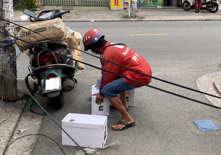 Đơn hàng nhiều, shipper chạy hết công suất - 1