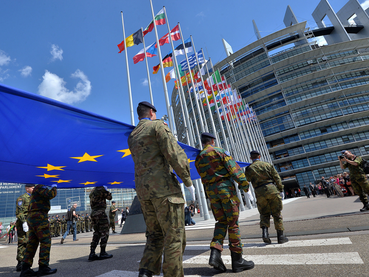 Tổng thống Biden đang đẩy NATO đến bờ vực, châu Âu đến lúc cần quân đội riêng? - 2