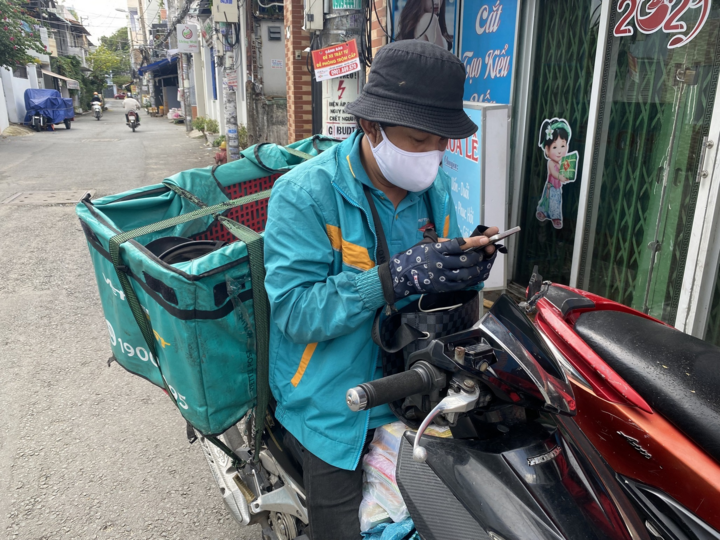 Đơn hàng nhiều, shipper chạy hết công suất - 2