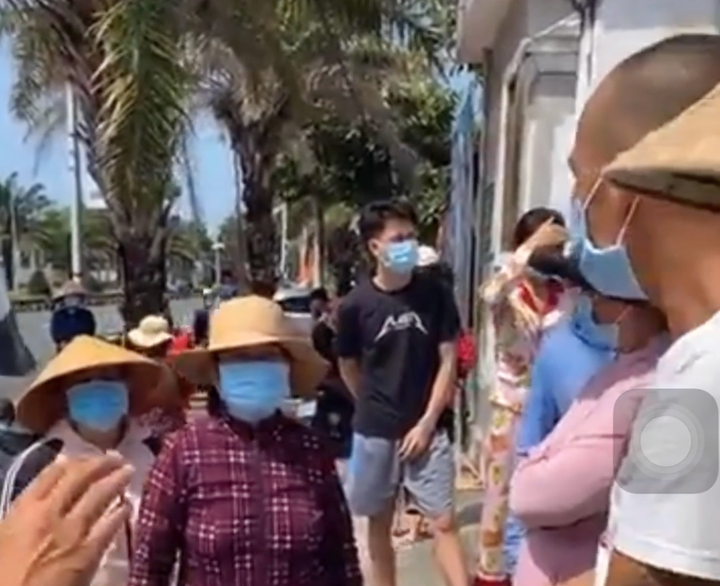 Dân kéo đến trụ sở UBND 'đòi' tiền hỗ trợ COVID-19, chính quyền phản hồi - 2