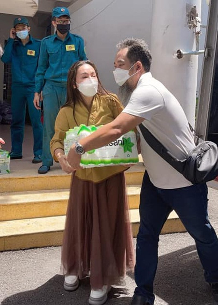 Phi Nhung: Tuổi thơ thiếu thốn, vất vả thành danh và cả đời nuôi con 'thiên hạ' - 4