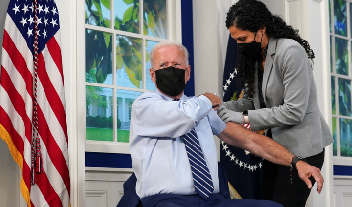 Ông Biden tiêm liều vaccine COVID-19 tăng cường - 1