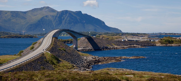 Cảnh thót tim ở cây cầu ‘say rượu’ - cung đường ngoạn mục bậc nhất thế giới - 3