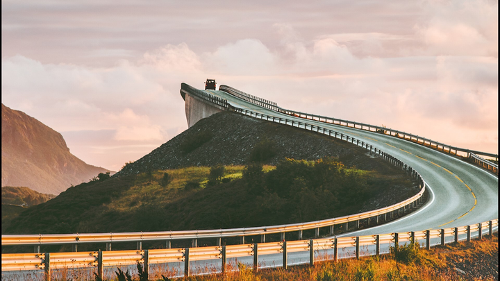 Cảnh thót tim ở cây cầu ‘say rượu’ - cung đường ngoạn mục bậc nhất thế giới - 4